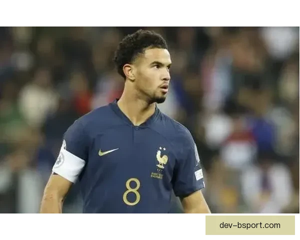 扎伊尔埃梅里崭露头角成巴黎中场核心 助力球队重返巅峰