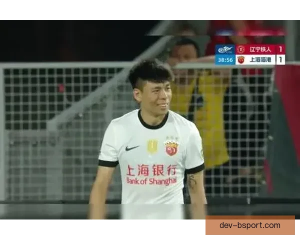 李帅凭借出色速度优势牢牢把握海港左路成为进攻突破关键点 李帅凭借出色速度优势牢牢把握海港左路成为进攻突破关键点
